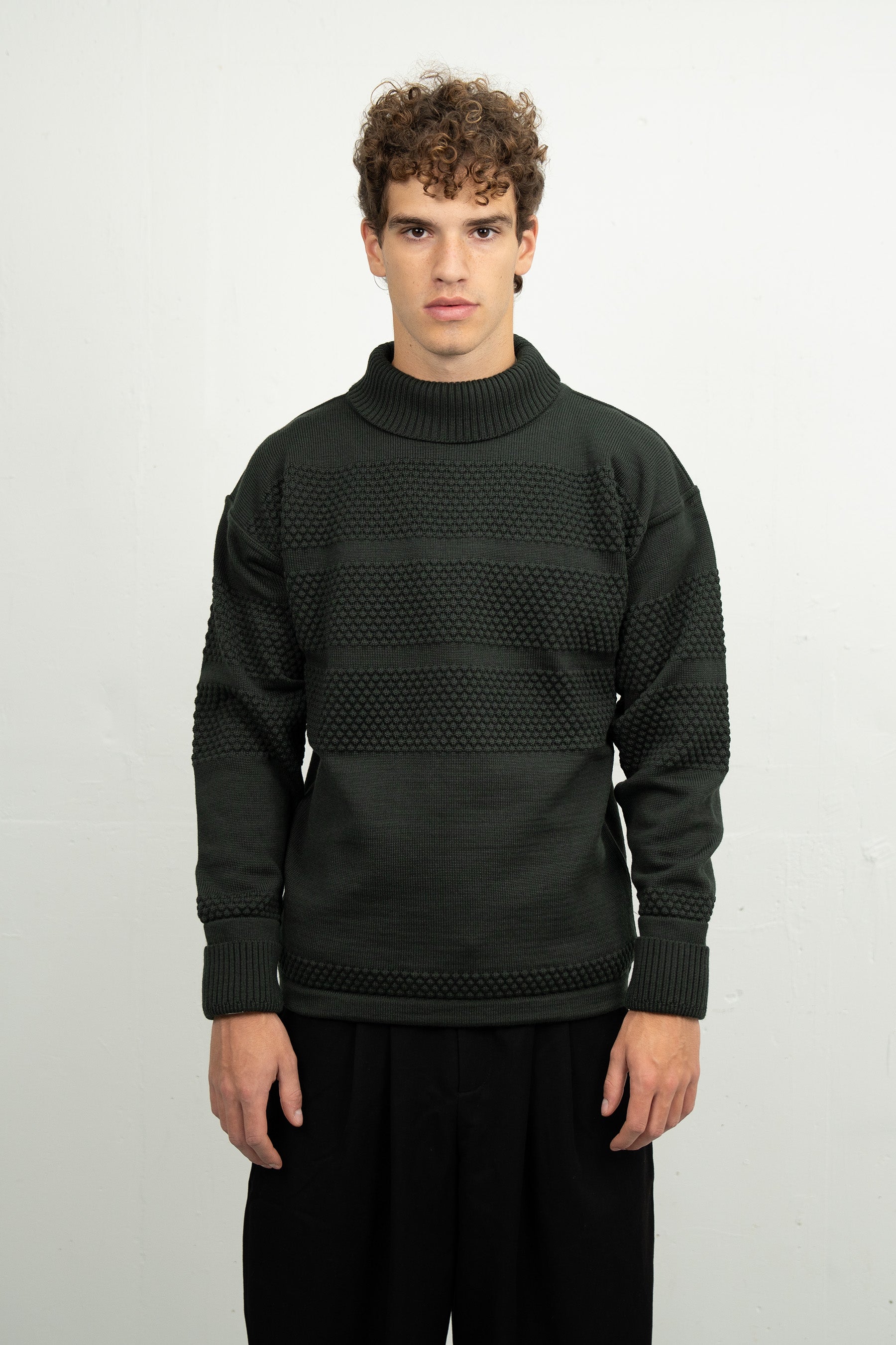 FISHERMAN sweater | høj hals i dark forest green | S. N. S.