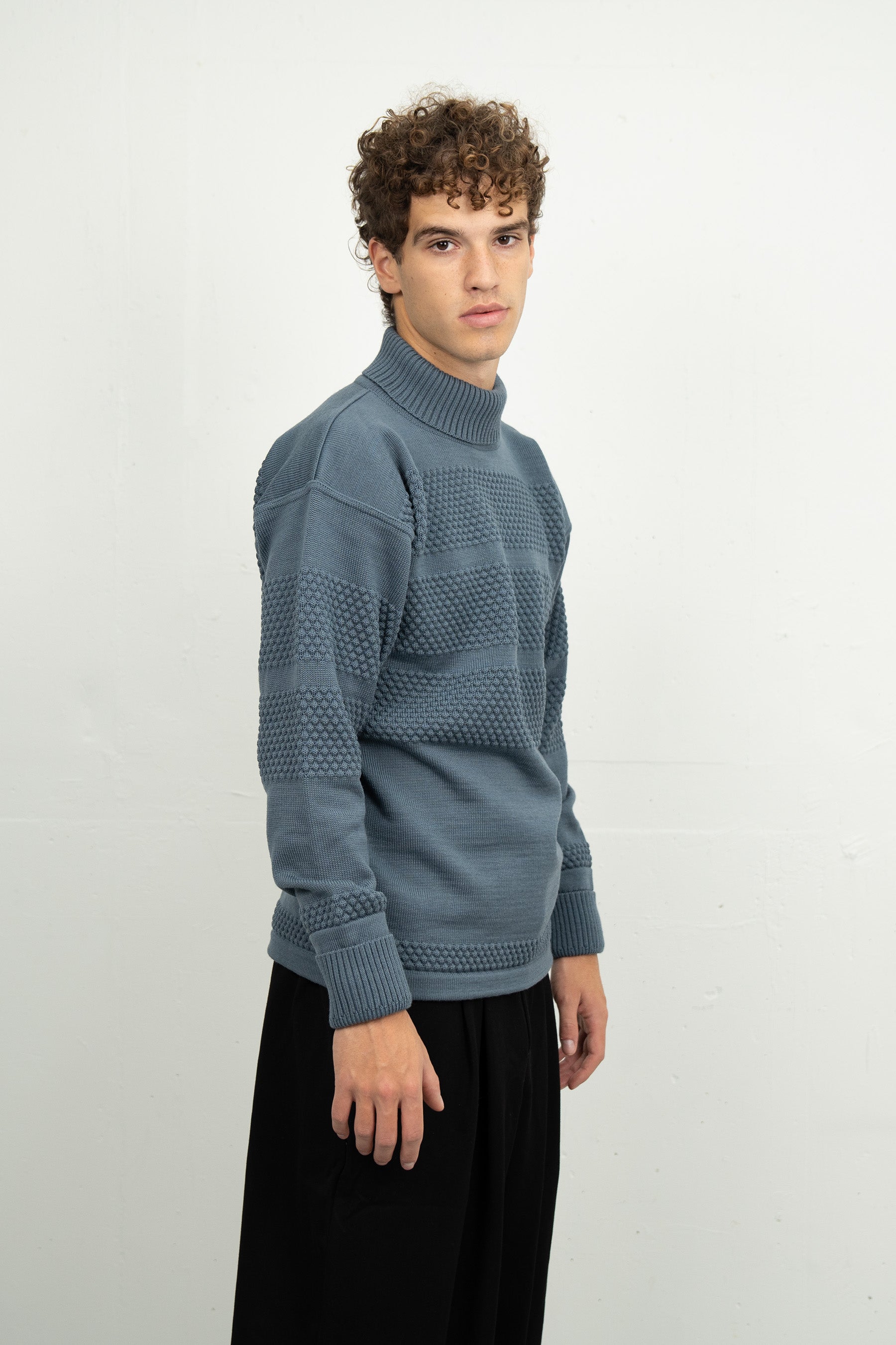 FISHERMAN sweater | høj hals i slate blue | S. N. S. HERNING